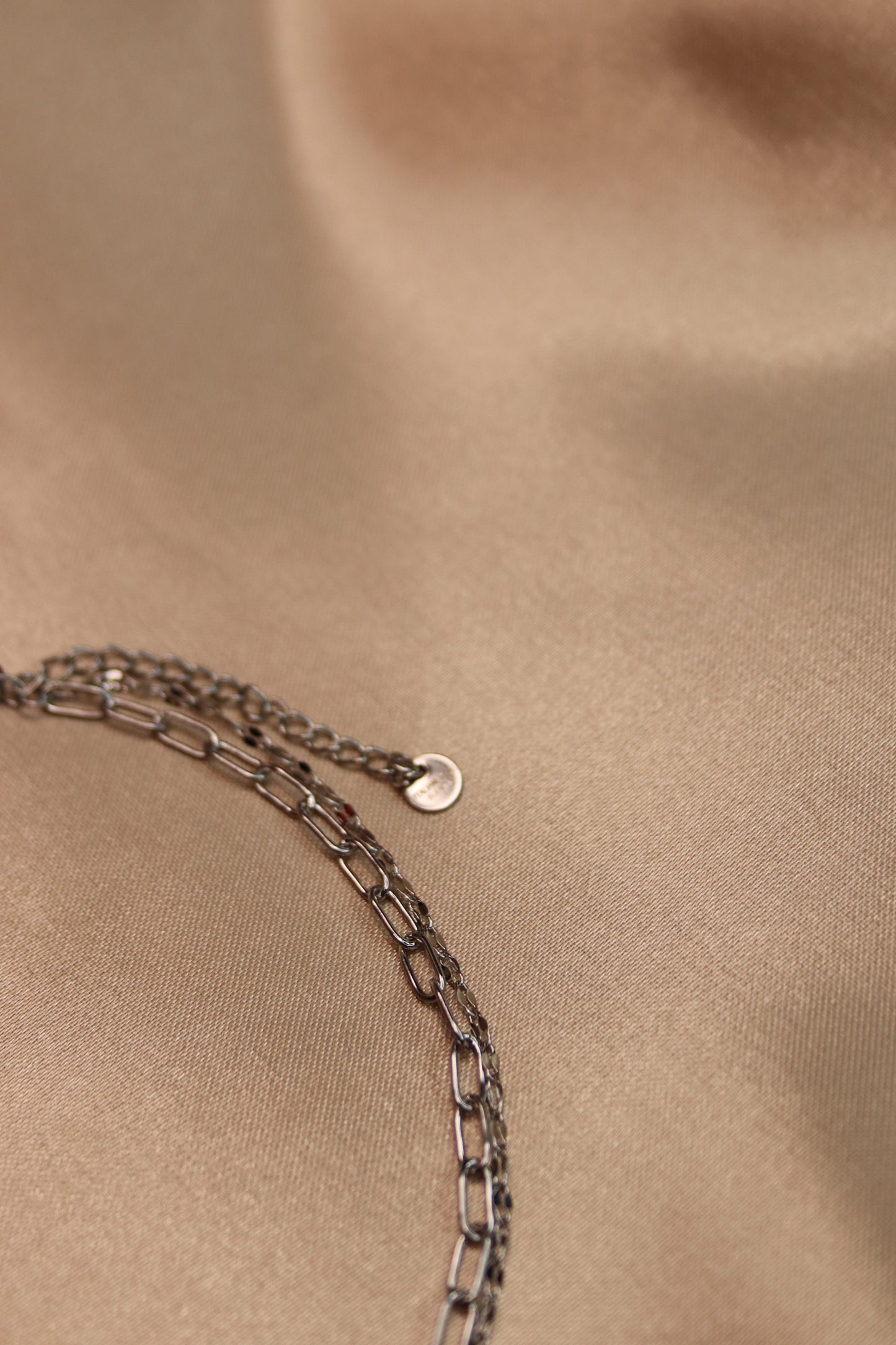 Una collana ad opera d'arte con perle di fiume e acciaio