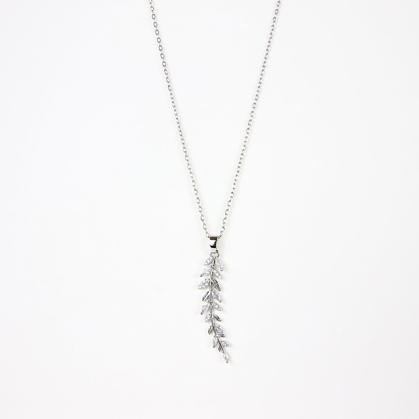 Collana con pendente a piuma argentata