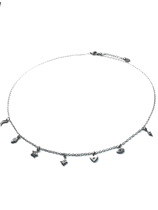 Collana con varietà dì ciondoli