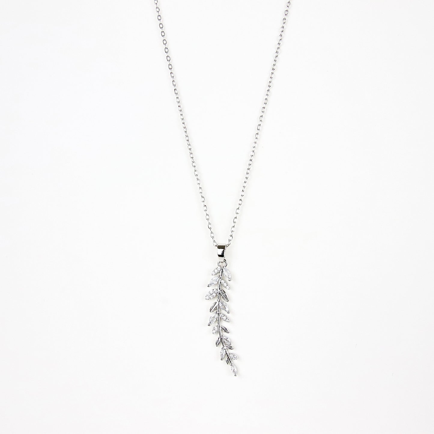 Collana con pendente a piuma argentata