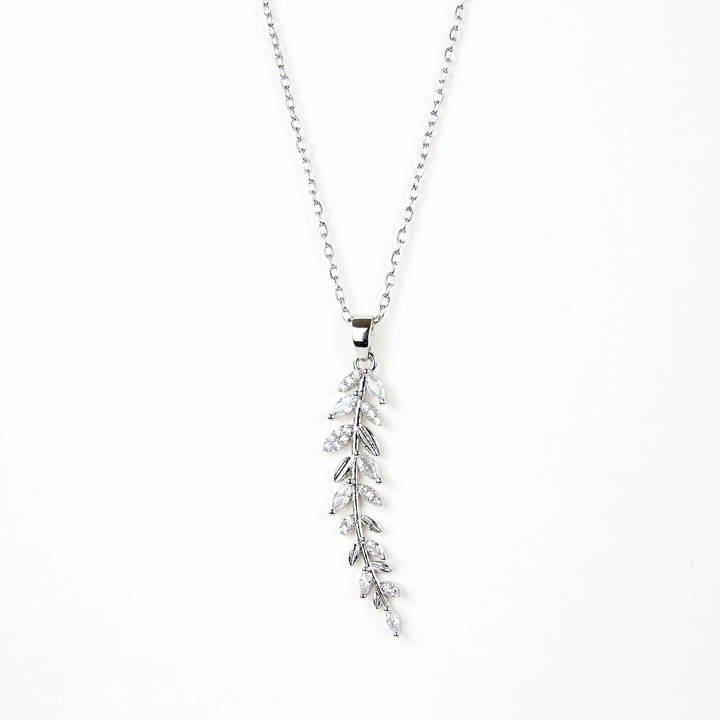 Collana con pendente a piuma argentata