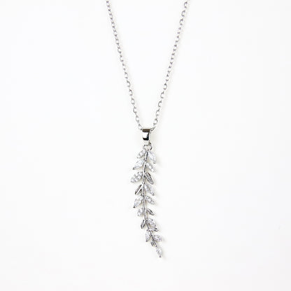 Collana con pendente a piuma argentata