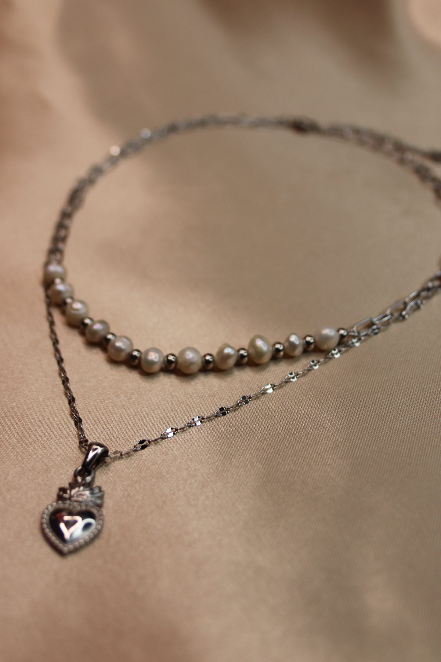 Una collana ad opera d'arte con perle di fiume e acciaio