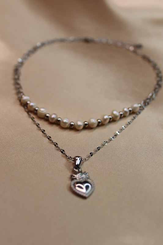 Una collana ad opera d'arte con perle di fiume e acciaio