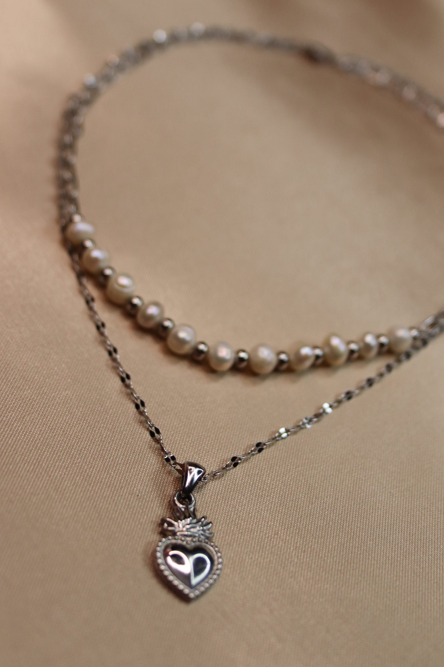 Una collana ad opera d'arte con perle di fiume e acciaio