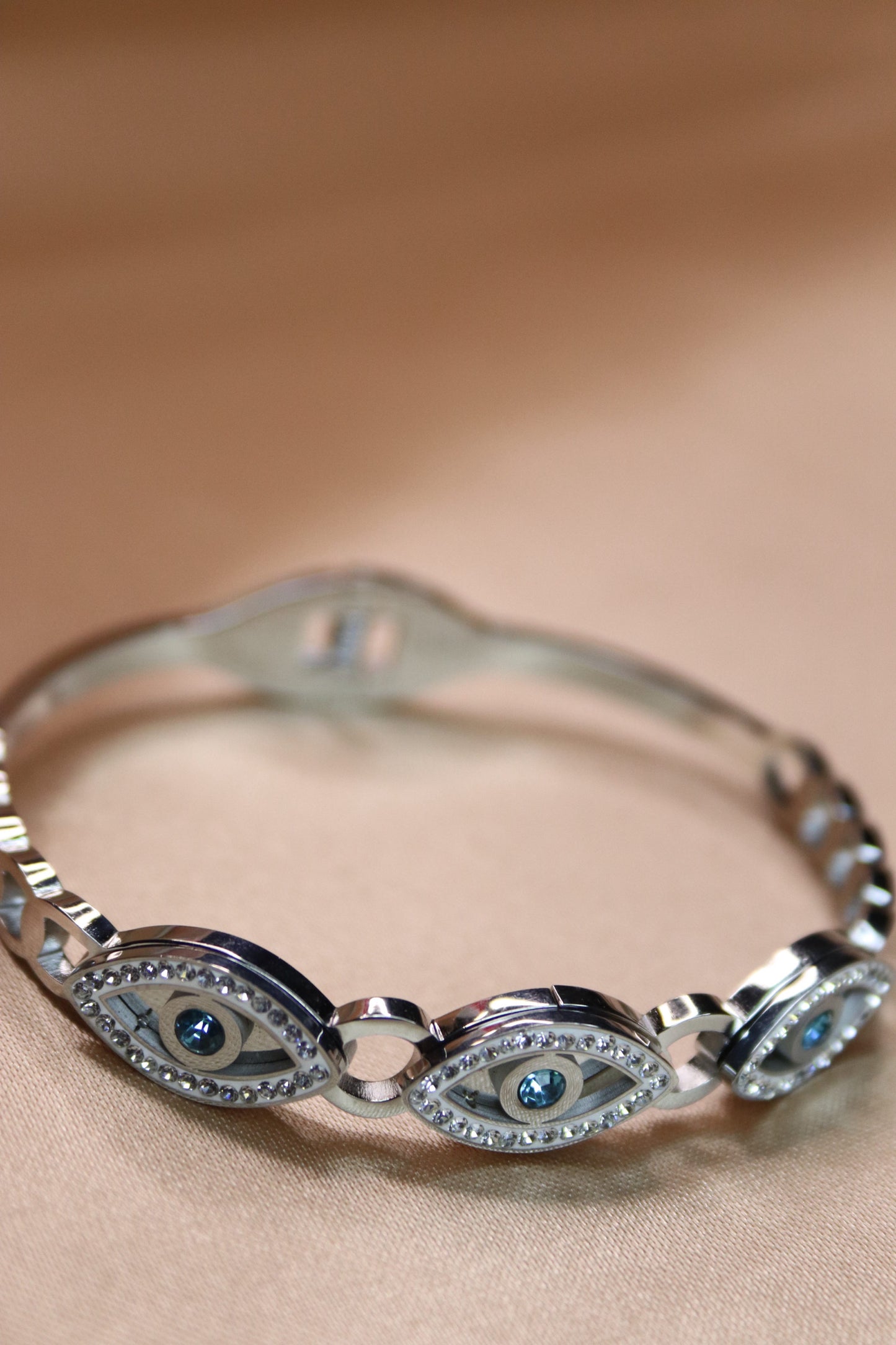 Bracciale con occhi stilizzati